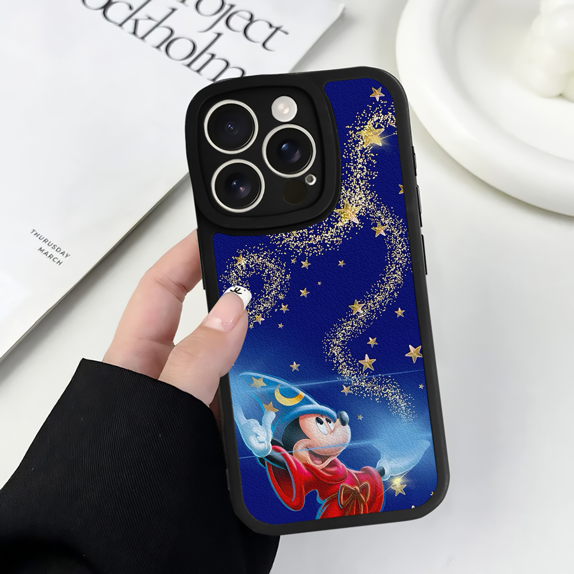 （画像用） ミッキーマウス Mickey Mouse 【iPhone 16シリーズ対応】シリコンスマホケース（レザー調） 材質：シリコン